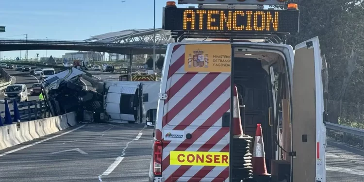 Un camión vuelca en la A1 en San Agustín de Guadalix (Madrid) y colisiona con un vehículo, dejando un herido grave>