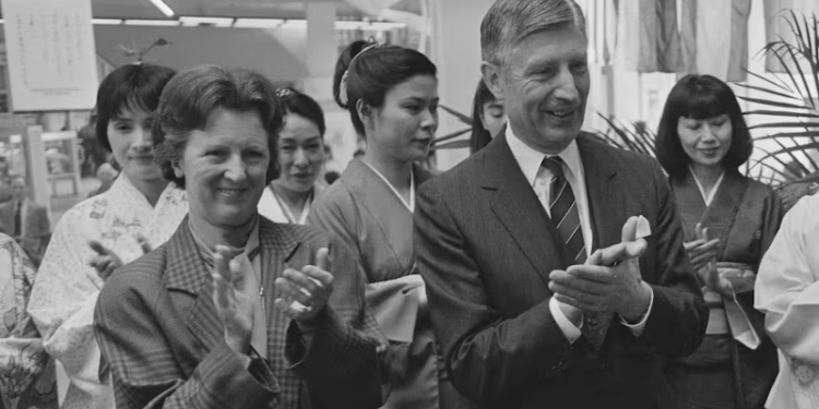 Un ex primer ministro y su esposa optaron por la “eutanasia a dúo” y murieron tomados de la mano