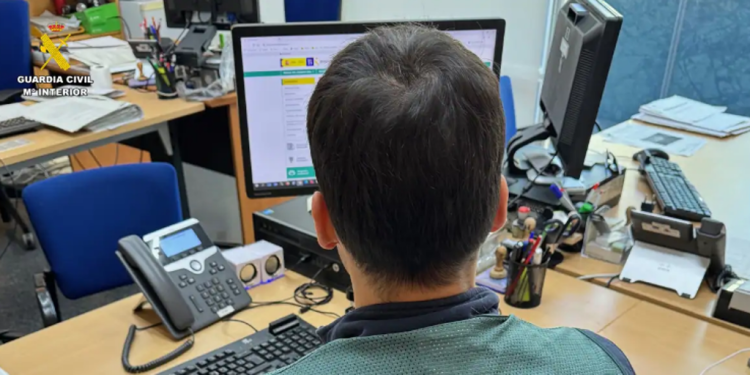 Un hombre se hace pasar por director comercial y estafa más de 13.000 euros a una empresa de Valencia>