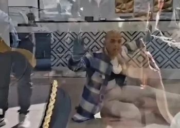 Video: el ladrón de una joyería en Baena queda atrapado en el escaparate disfrazado de mujer>