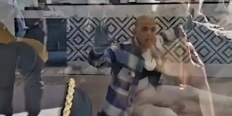 Video: el ladrón de una joyería en Baena queda atrapado en el escaparate disfrazado de mujer>