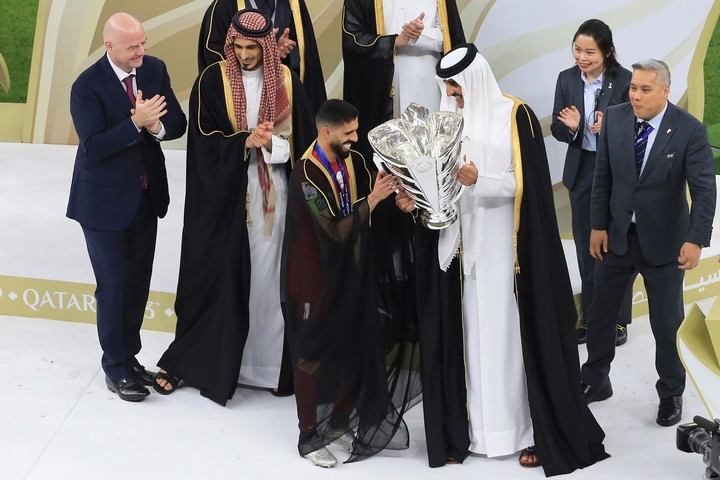 El capitán de Qatar, como Messi, con el bisht y la Copa (AP).