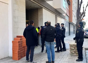 Desalojan a doce okupas de un edificio en obras en Manises tras acumular toneladas de basura>