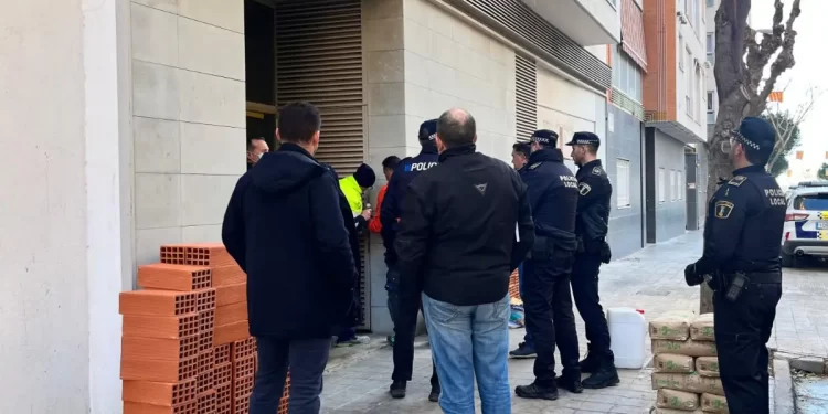 Desalojan a doce okupas de un edificio en obras en Manises tras acumular toneladas de basura>