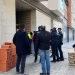 Desalojan a doce okupas de un edificio en obras en Manises tras acumular toneladas de basura>