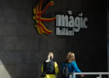 Detienen a un hombre por atacar con un hacha un local de un centro comercial en Badalona>