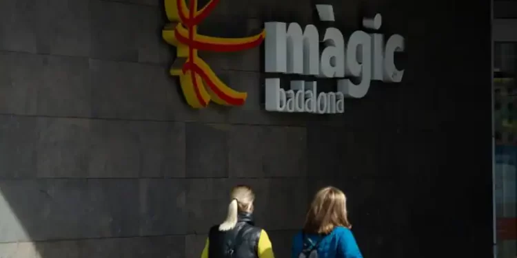 Detienen a un hombre por atacar con un hacha un local de un centro comercial en Badalona>