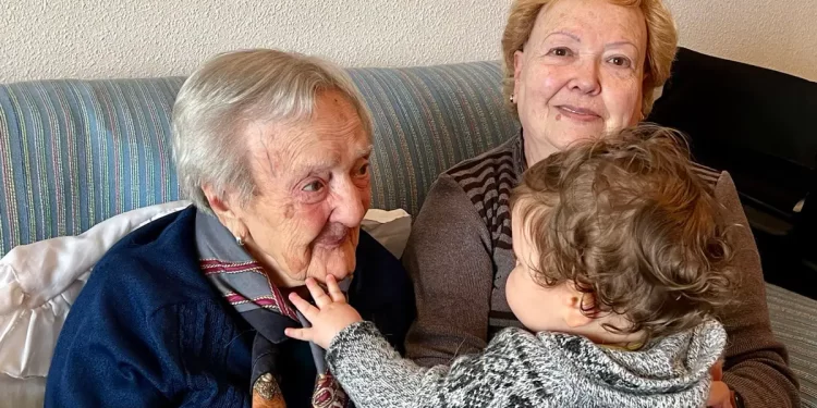 Dolores Buitrago, la persona más anciana de Castilla-La Mancha con 110 años, arropada por su familia en Puertollano>