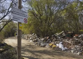 El Jarama, un río de toallitas convertido en vertedero>