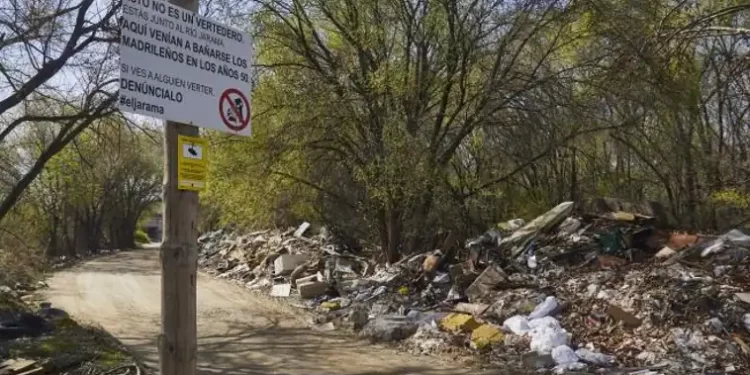El Jarama, un río de toallitas convertido en vertedero>