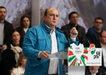 El PNV busca la movilización para el 21-A ante el avance de Bildu, a quien acusa de tener una «agenda oculta»>