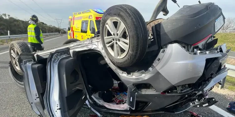 Fallece una mujer tras salirse de la vía y chocar con un árbol el coche en el que viajaba en la A-6 en Valladolid>