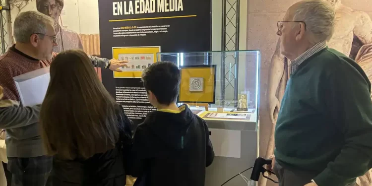 Filatelia: abuelos y nietos unidos por una afición que se extingue>