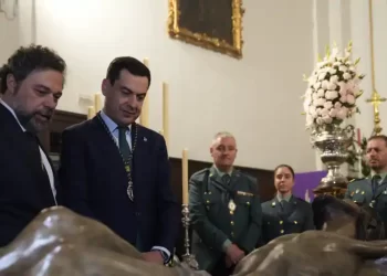 Juanma Moreno acompaña a la Archicofradía de la Expiración de Málaga tras recibir su medalla>