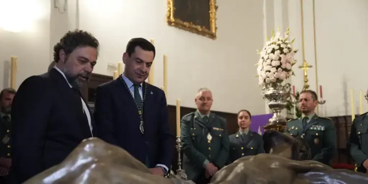 Juanma Moreno acompaña a la Archicofradía de la Expiración de Málaga tras recibir su medalla>