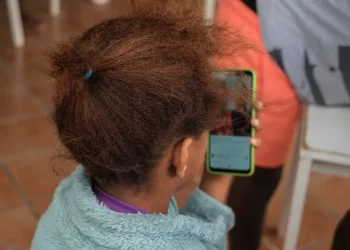 La Junta de Andalucía insta a los padres a no facilitar móviles a los menores de 14 años>