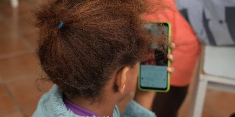 La Junta de Andalucía insta a los padres a no facilitar móviles a los menores de 14 años>