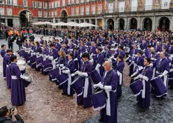 La Semana Santa madrileña se despide: Decenas de tambores del Descendimiento ponen el broche final en la Plaza Mayor>