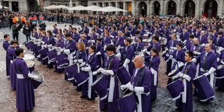 La Semana Santa madrileña se despide: Decenas de tambores del Descendimiento ponen el broche final en la Plaza Mayor>