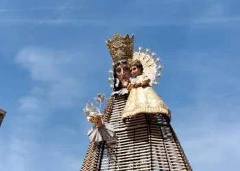 La Virgen de los Desamparados, lista para la Ofrenda de las Fallas 2024: así luce el nuevo cadafal>