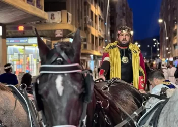 López Miras se convierte en emperador romano para una carrera de cuadrigas en Lorca>