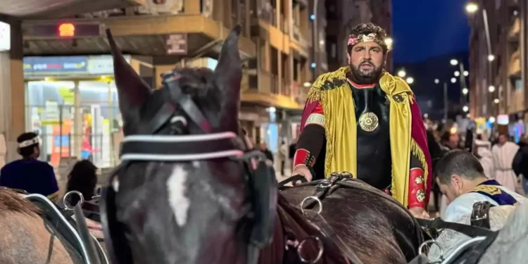 López Miras se convierte en emperador romano para una carrera de cuadrigas en Lorca>