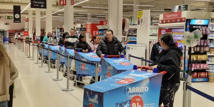 Los ‘carros sorpresa’ de Carrefour llegan a Málaga: la cesta de la compra con el doble de contenido cinco veces más barato>
