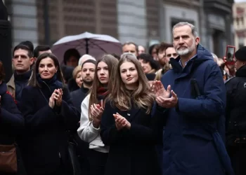 Los Reyes y sus hijas acuden a la procesión del Encuentro pese a la lluvia en Madrid>