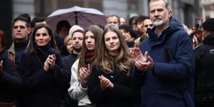 Los Reyes y sus hijas acuden a la procesión del Encuentro pese a la lluvia en Madrid>