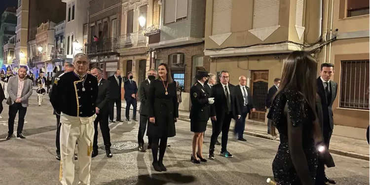 María José Catalá, primera alcaldesa de la historia de Valencia en procesionar con los Granaderos del Cabanyal>
