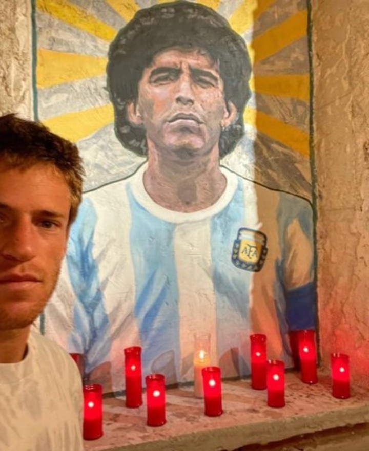 Schwartzman y la imagen de Diego detrás (Instagram).