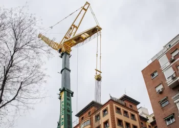Retiran una grúa de una calle de Retiro que iba a trasladar una pilotadora de 40 toneladas por encima de dos edificios>