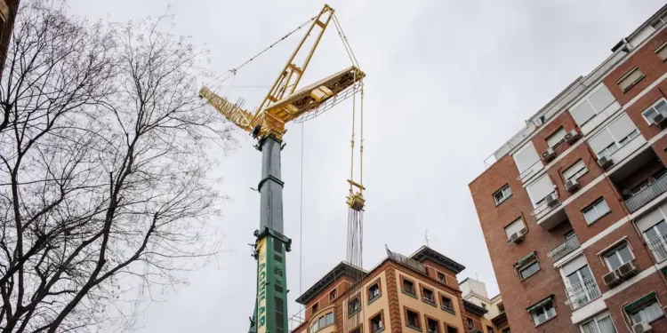 Retiran una grúa de una calle de Retiro que iba a trasladar una pilotadora de 40 toneladas por encima de dos edificios>