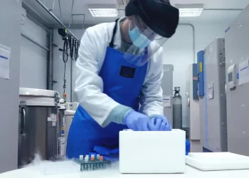 Salud guarda lágrimas, uñas y aire exhalado para la investigación de enfermedades en Andalucía>