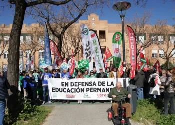 Sindicatos y maestros se movilizan contra el borrador de la Junta para los centros de adultos>