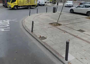 Un conductor ebrio se da a la fuga tras atropellar a una pareja y arrastrar a un policía en excedencia que trató de detenerlo>