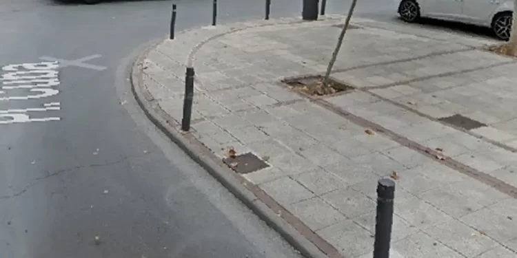 Un conductor ebrio se da a la fuga tras atropellar a una pareja y arrastrar a un policía en excedencia que trató de detenerlo>