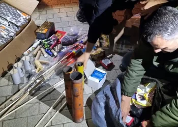 Un hombre pierde la mano al estallarle un petardo en las Fallas de Valencia>