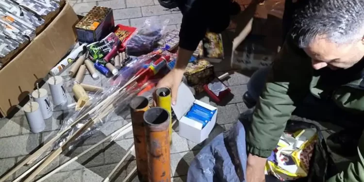 Un hombre pierde la mano al estallarle un petardo en las Fallas de Valencia>