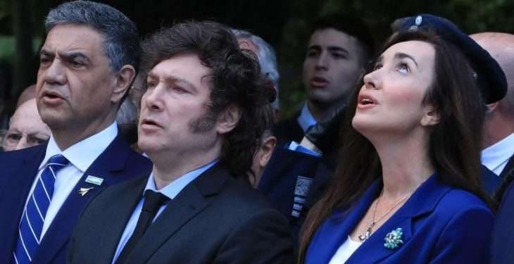 El imprescindible abrazo frente al cenotafio