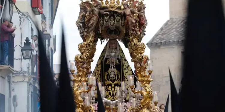 Ana Infante de la Torre afronta la restauración completa del paso de la Virgen de las Tristezas de Córdoba>