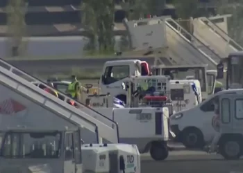 Aterriza en Bilbao el avión militar medicalizado que traslada a Álex García, el español enfermo de pancreatitis, desde Tailandia>