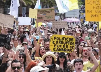 Canarias desborda las calles de las ocho islas en una movilización histórica contra el modelo turístico>