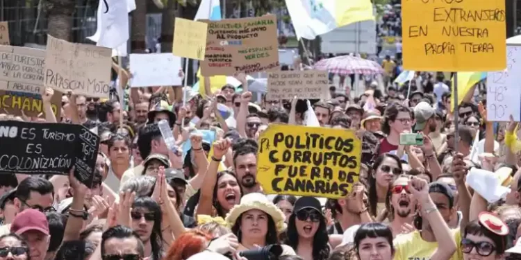 Canarias desborda las calles de las ocho islas en una movilización histórica contra el modelo turístico>