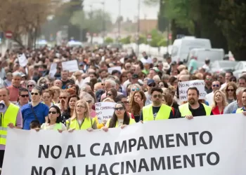 Centenares de personas se echan a la calle en Granada contra el futuro campamento de inmigrantes>