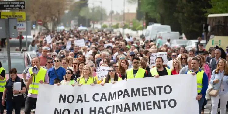Centenares de personas se echan a la calle en Granada contra el futuro campamento de inmigrantes>