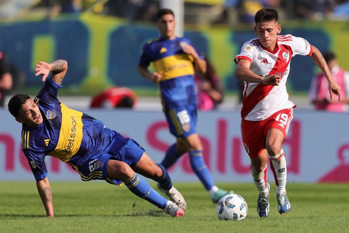 El Diablito deja desparramado a a Equil Fernández en la contra de River que terminó en el 1-0 parcial de Borja. (AP Photo/Nicolas Aguilera)