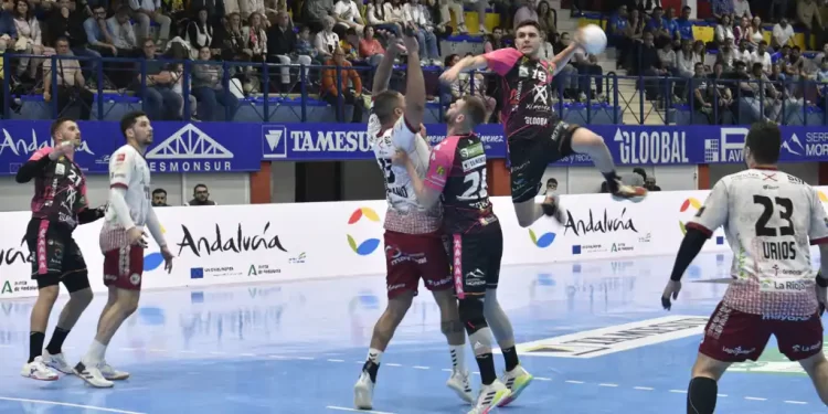 El Ángel Ximénez Puente Genil rompe su racha victoriosa ante el BM Logroño (24-31)>