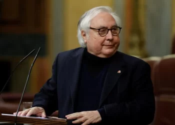 El exministro de los ‘comunes’ Manuel Castells votará a Illa en las elecciones catalanas>