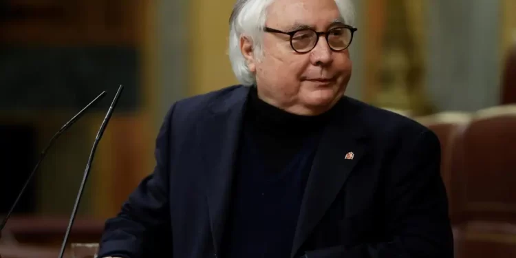 El exministro de los ‘comunes’ Manuel Castells votará a Illa en las elecciones catalanas>